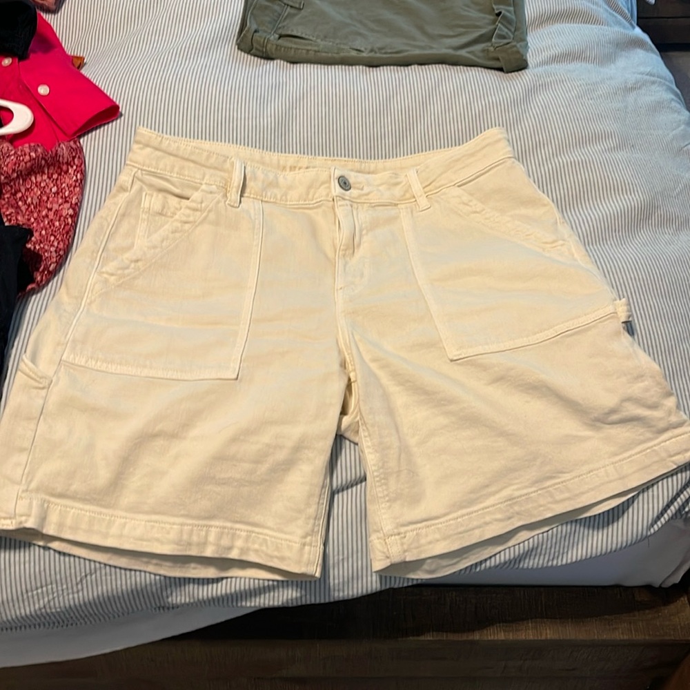 American eagle stretch cargo shorts beige size 10 women’s